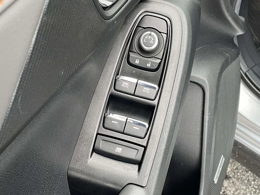 Used 2025 Ice Silver Metallic Subaru Limited image 6