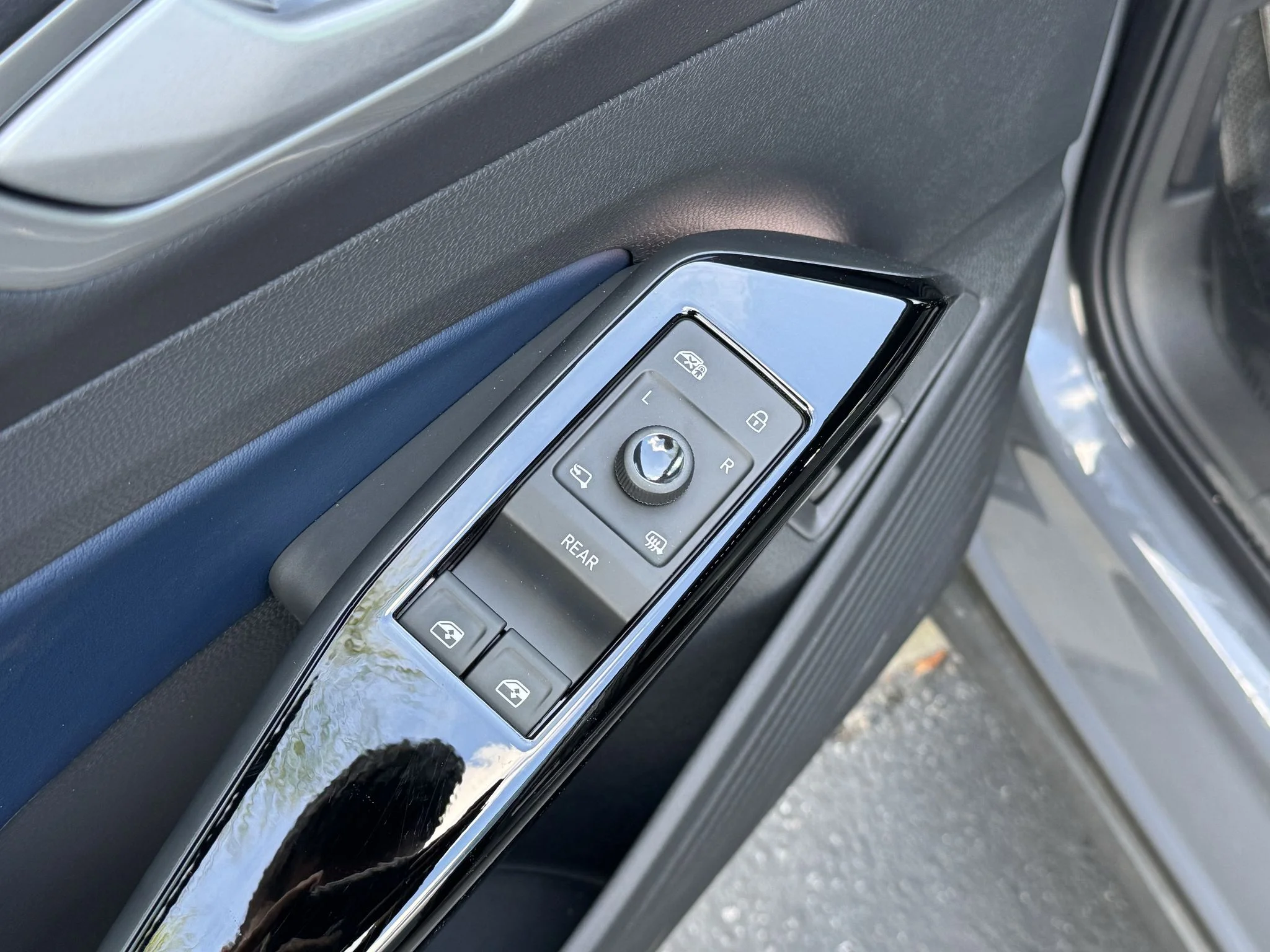 New 2026 Pure Gray w/Black Roof Volkswagen Pro S Plus image 12