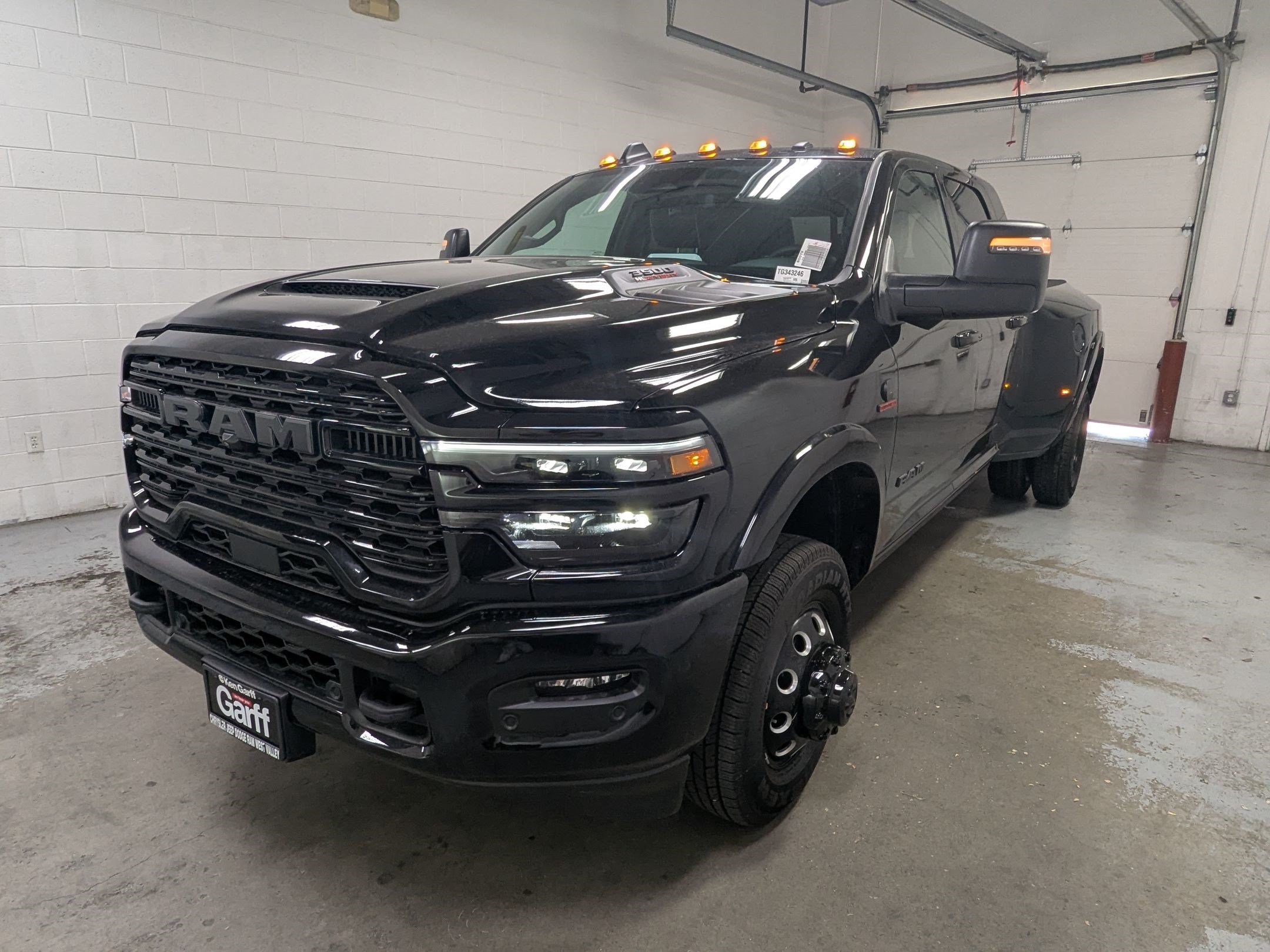 New 2026 Diamond Black Crystal Pearl-Coat Exterior Paint RAM Limited image 9