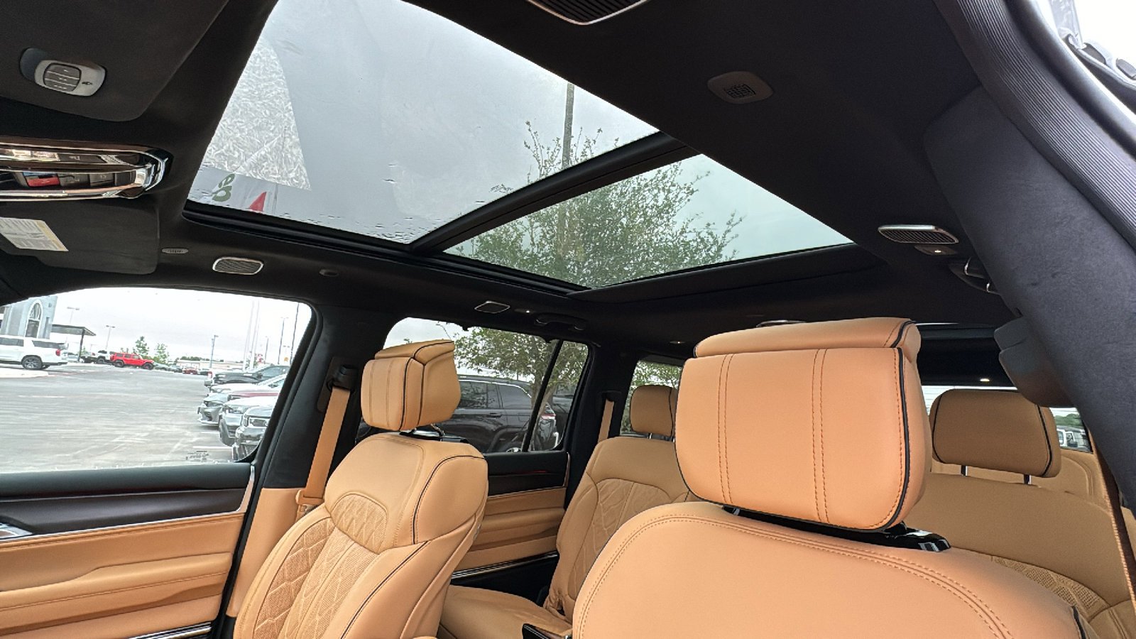 New 2026 Bright White Clear-Coat Exterior Paint Jeep Summit Reserve image 14