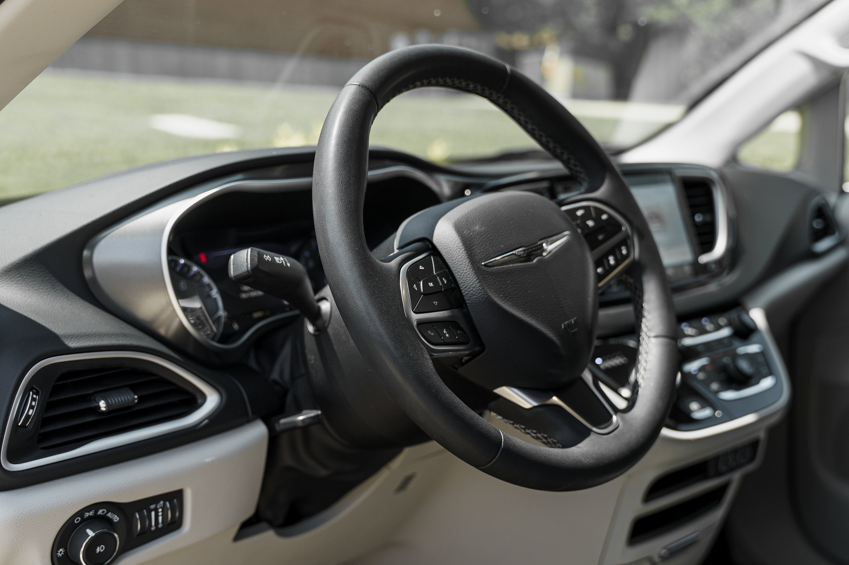 Used 2023 Fathom Blue Pearlcoat Chrysler Touring L image 9