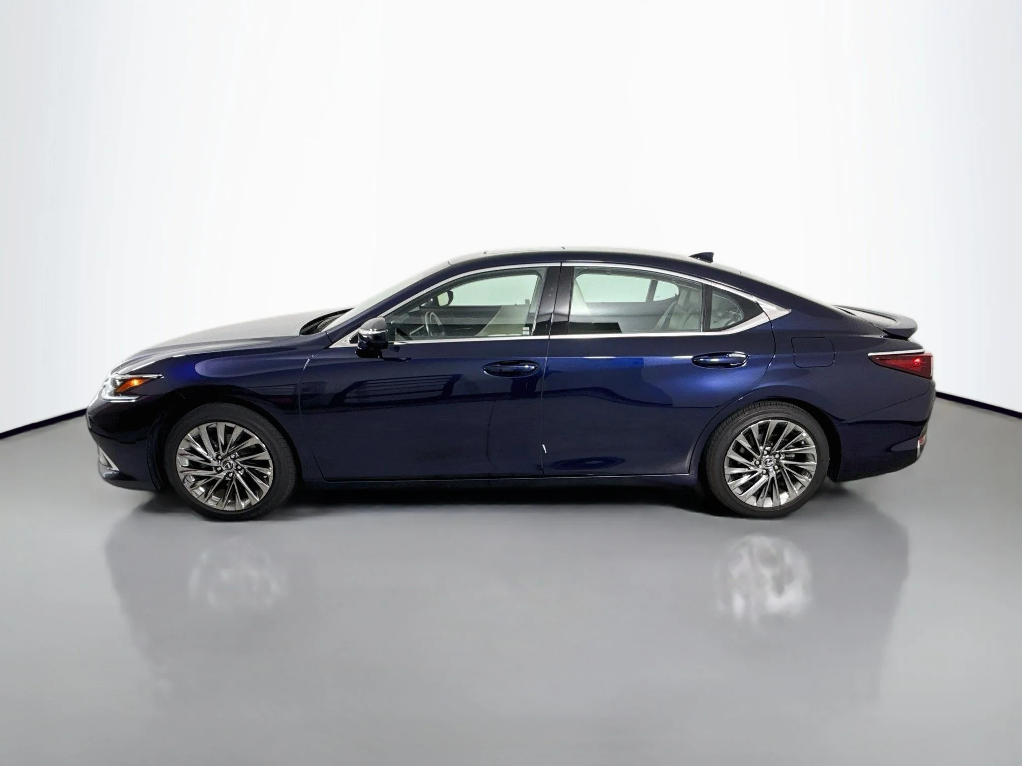 Certified Used 2025 Mica Lexus 300h Ultra Luxury image 4