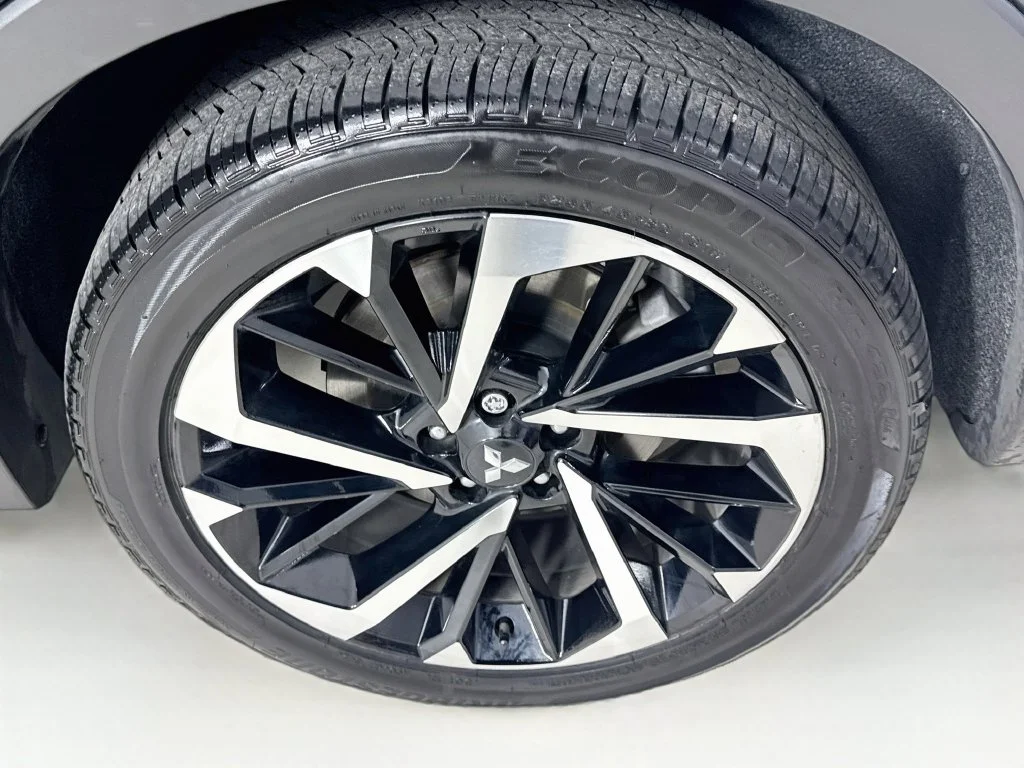 Used 2025 Labrador Black Pearl Mitsubishi SEL image 42