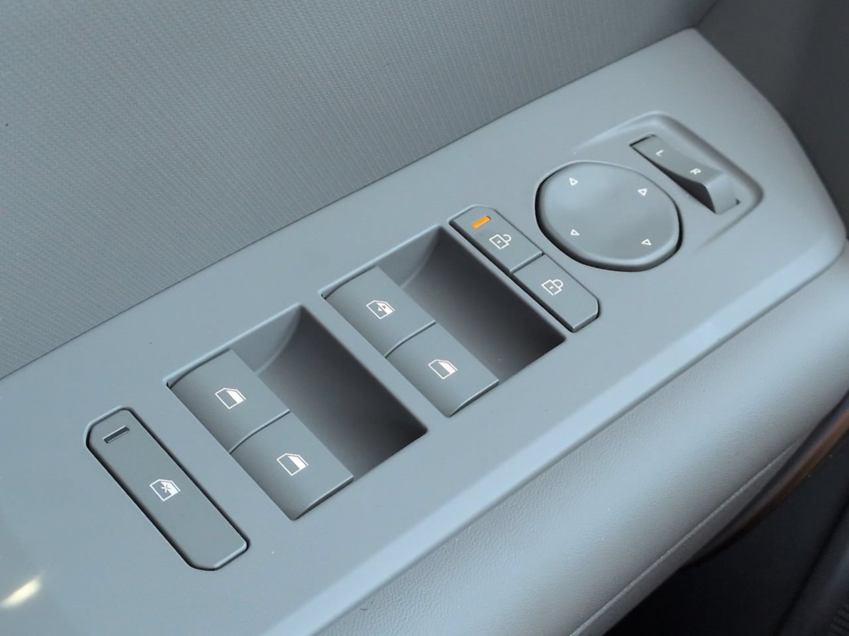 New 2027 Ivory Silver Kia S image 21