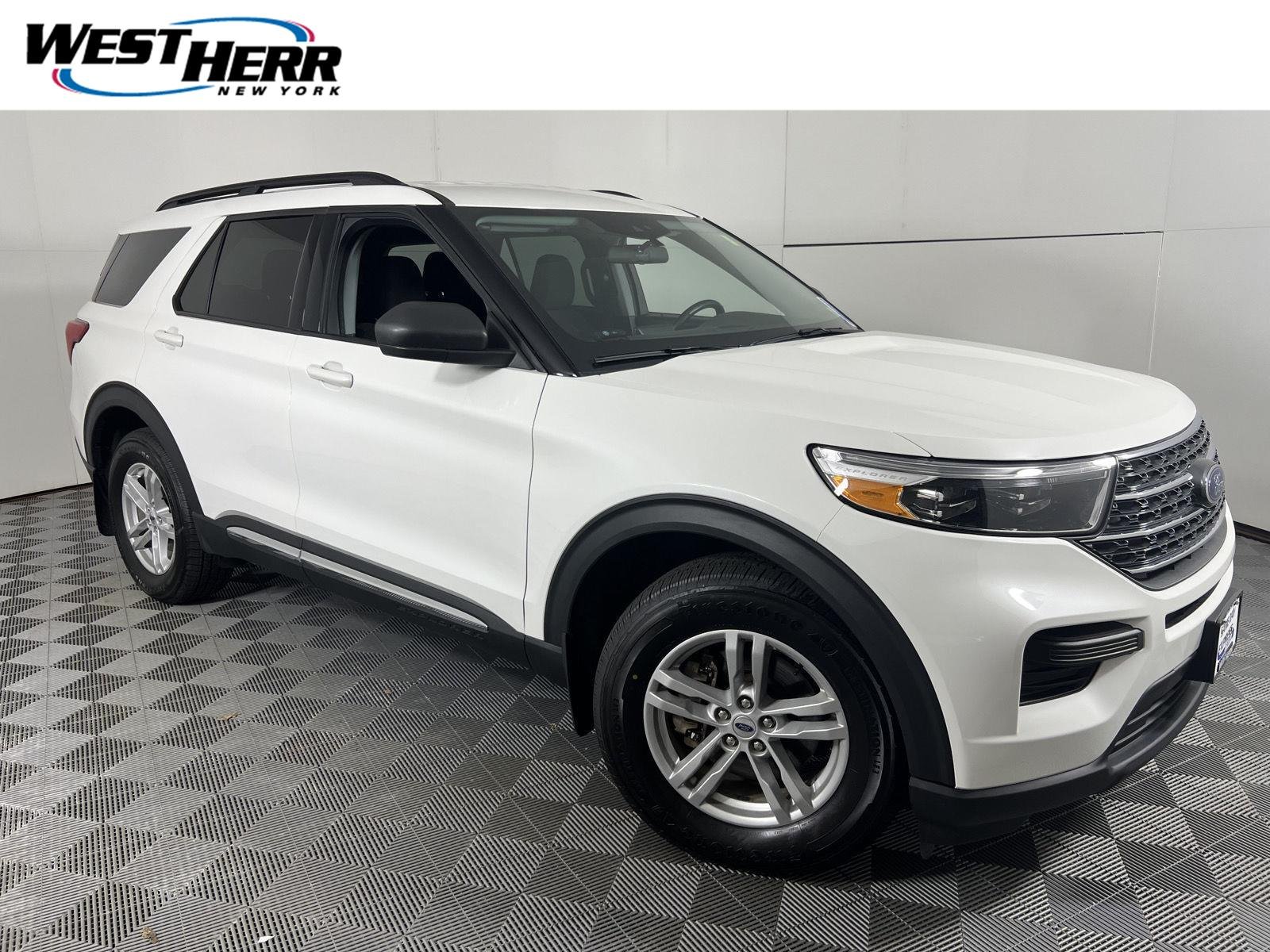 Used 2022 White Metallic Ford XLT image 1