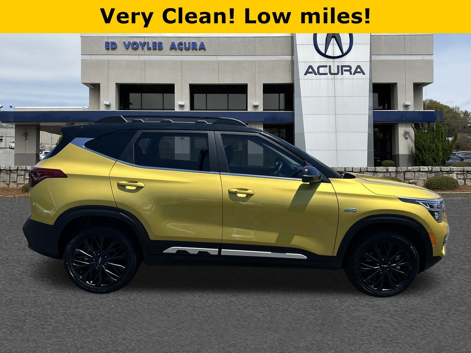 Used 2023 Starbright Yellow/Black Roof Kia Nightfall image 4