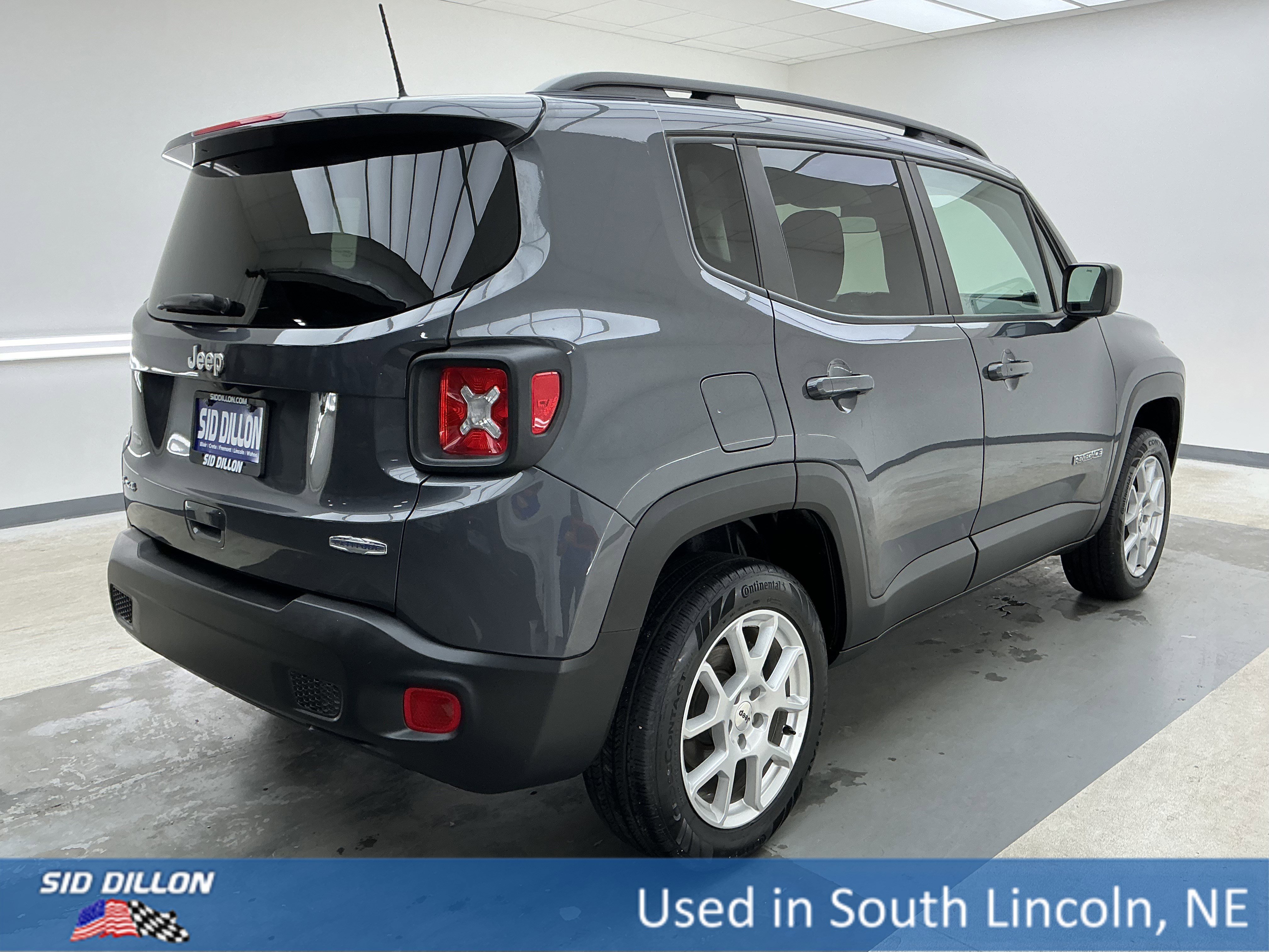 Used 2022 Graphite Gray Jeep Latitude image 4