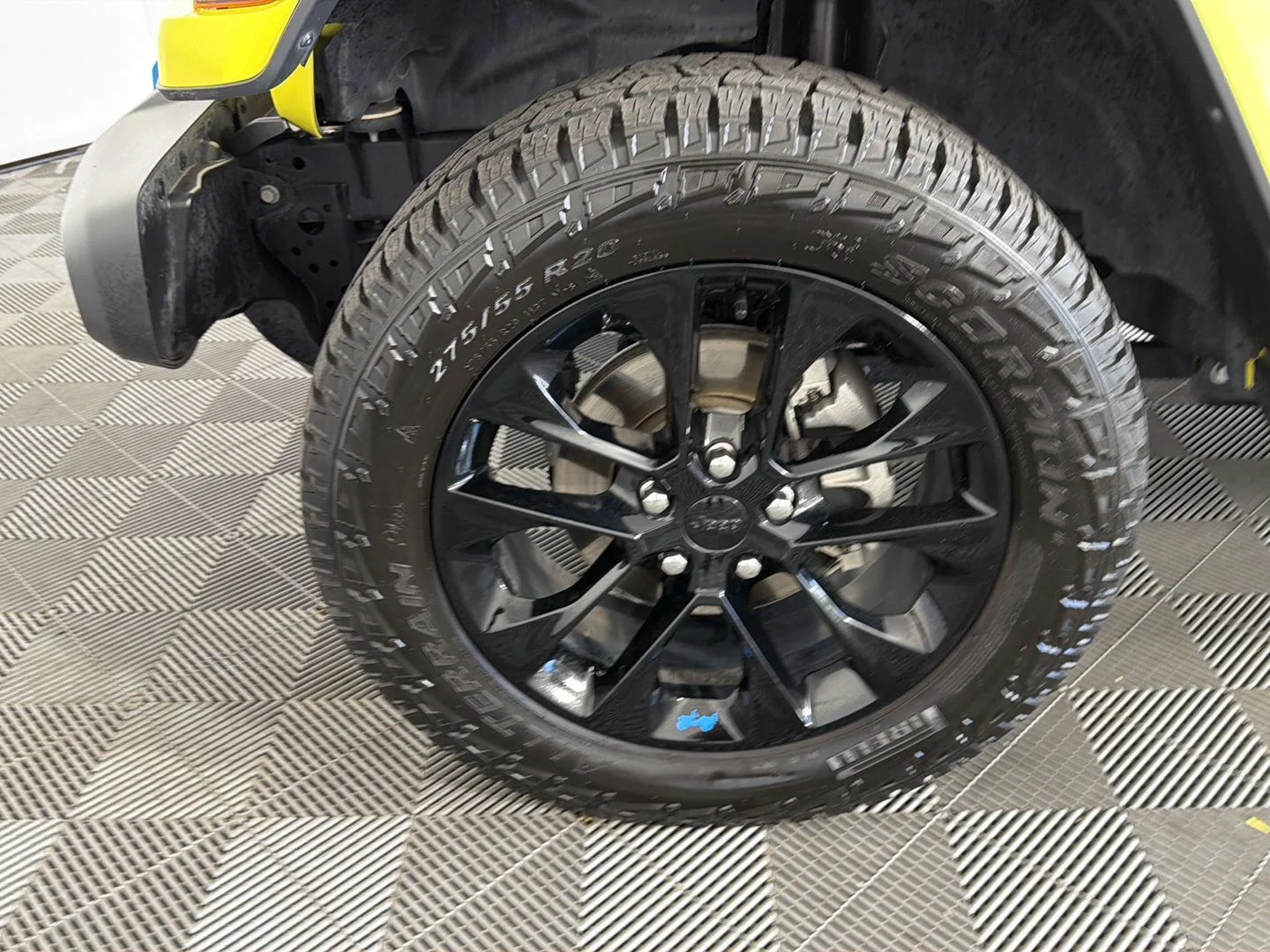 Used 2022 High Velocity Clearcoat Jeep Unlimited Sahara image 17
