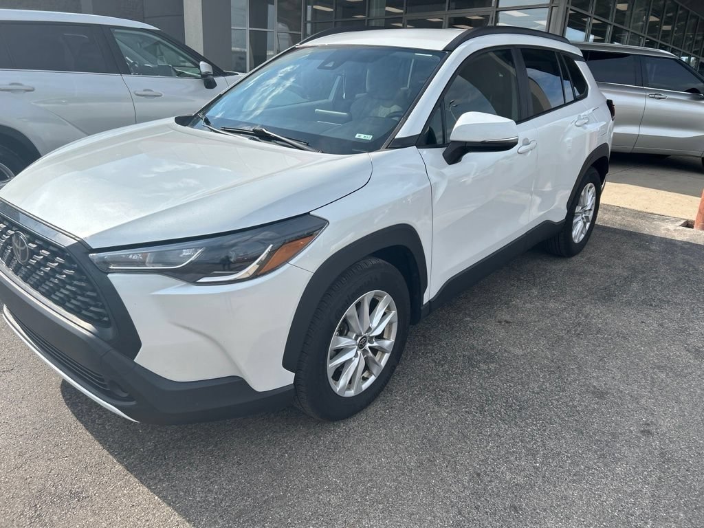 Used 2022 Pearl Toyota LE image 4
