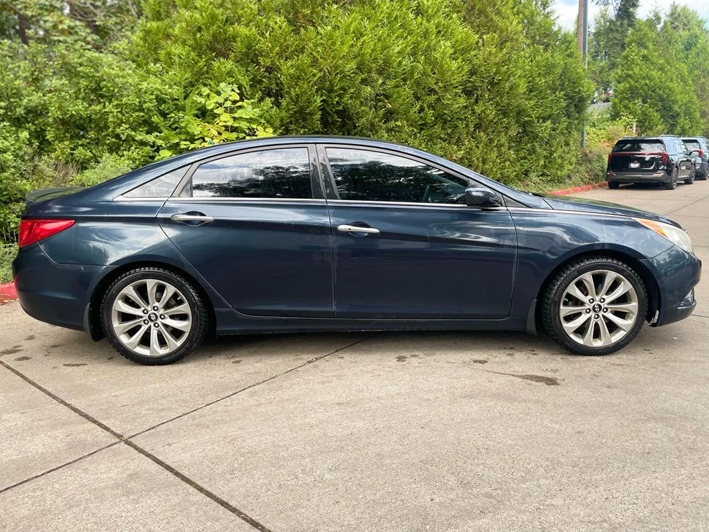 Used 2013 Pacific Blue Pearl Mica Hyundai SE image 3