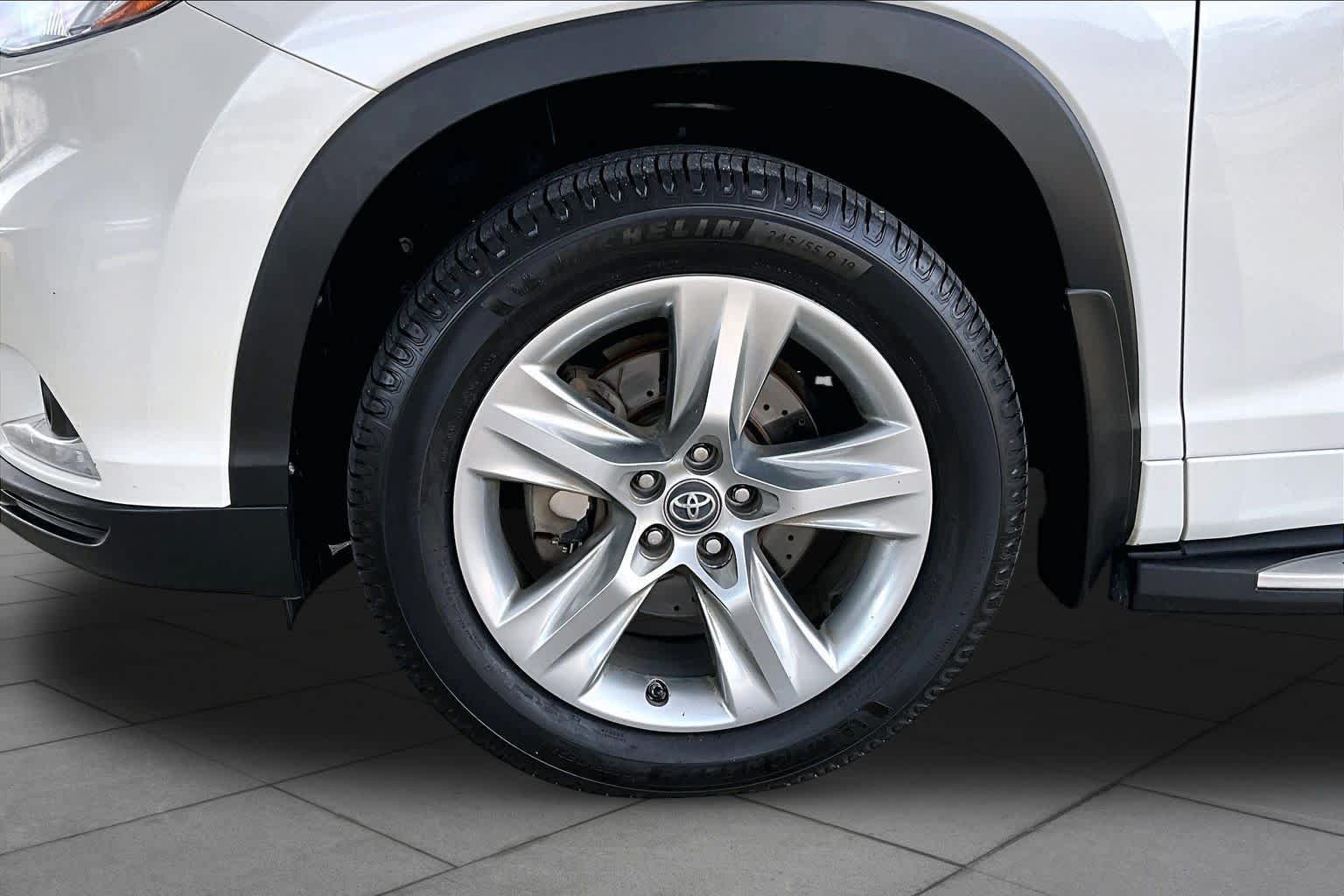 Used 2016 Blizzard Pearl Toyota Limited image 10