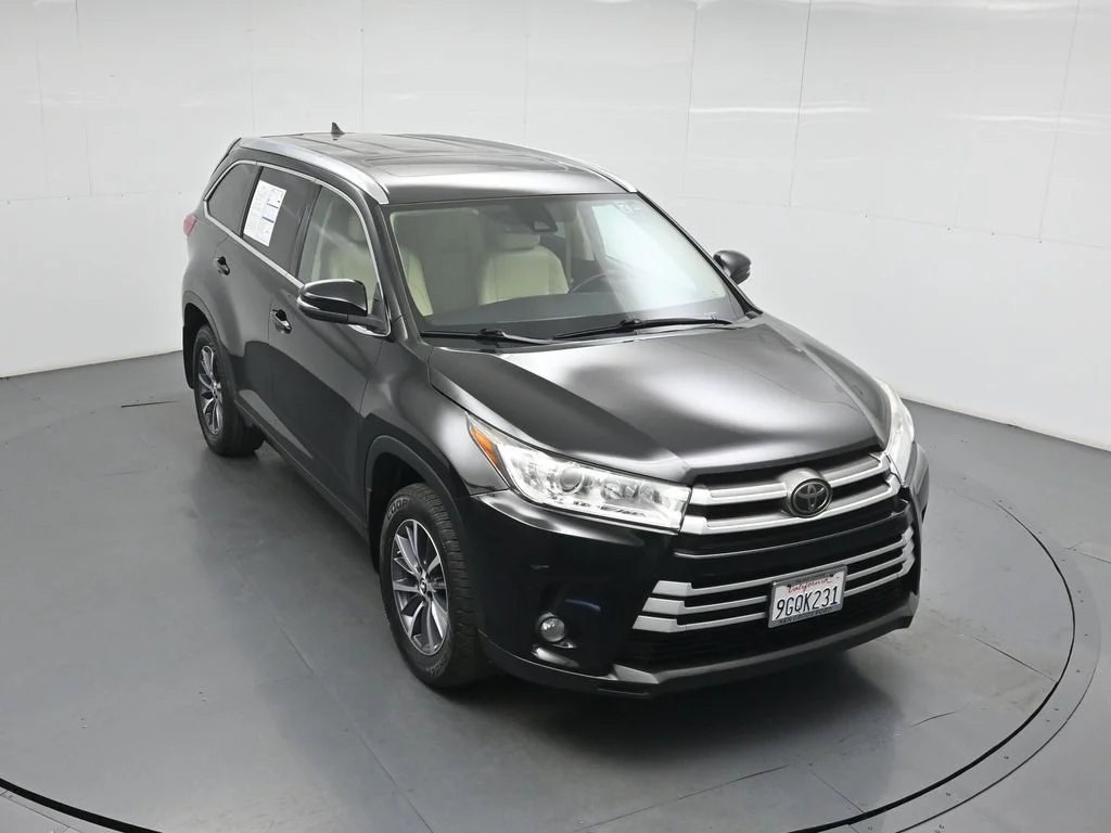 Used 2018 Black Toyota XLE image 40