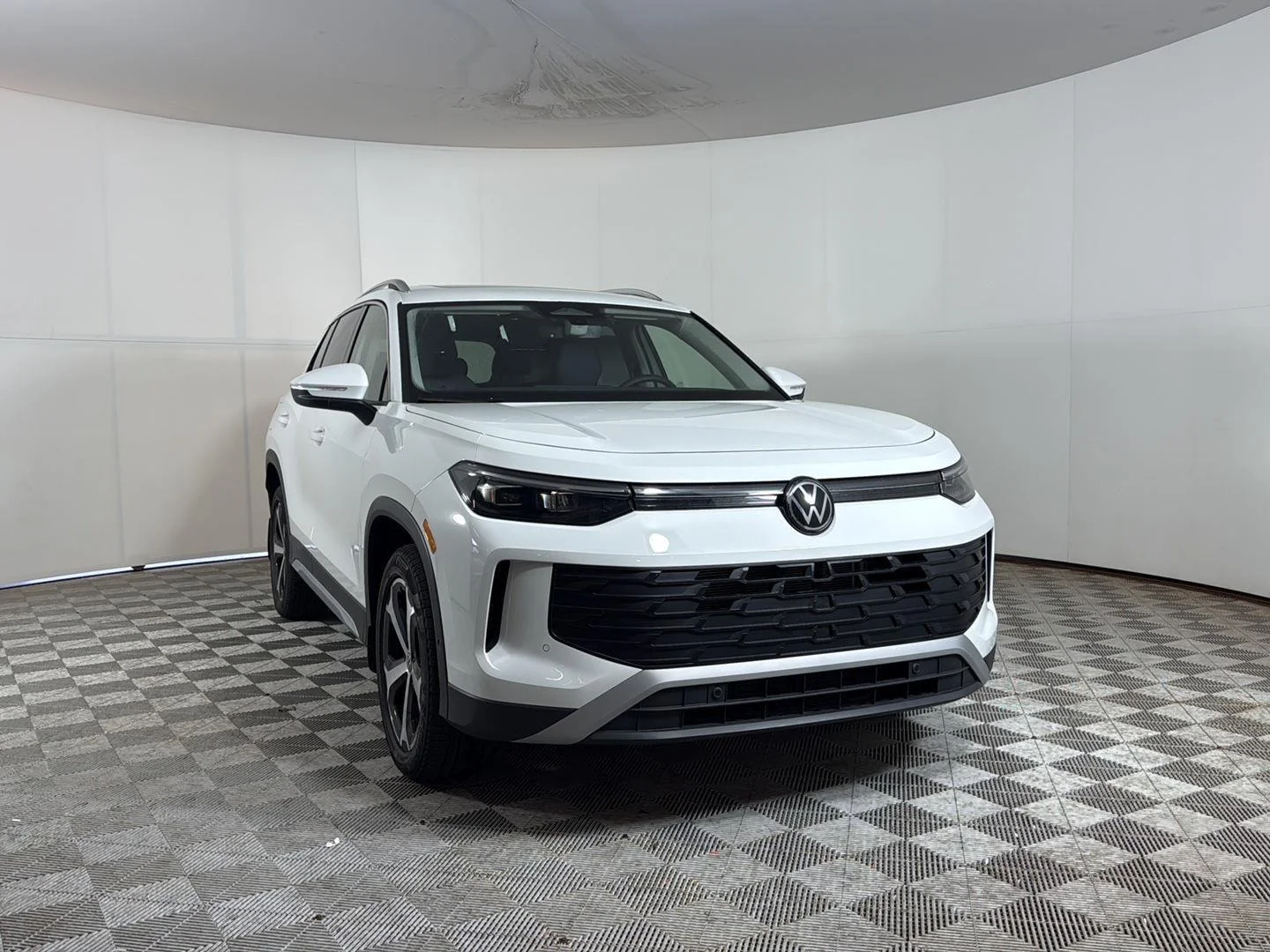 2026 Volkswagen Tiguan 2.0T SE 4Motion's photo