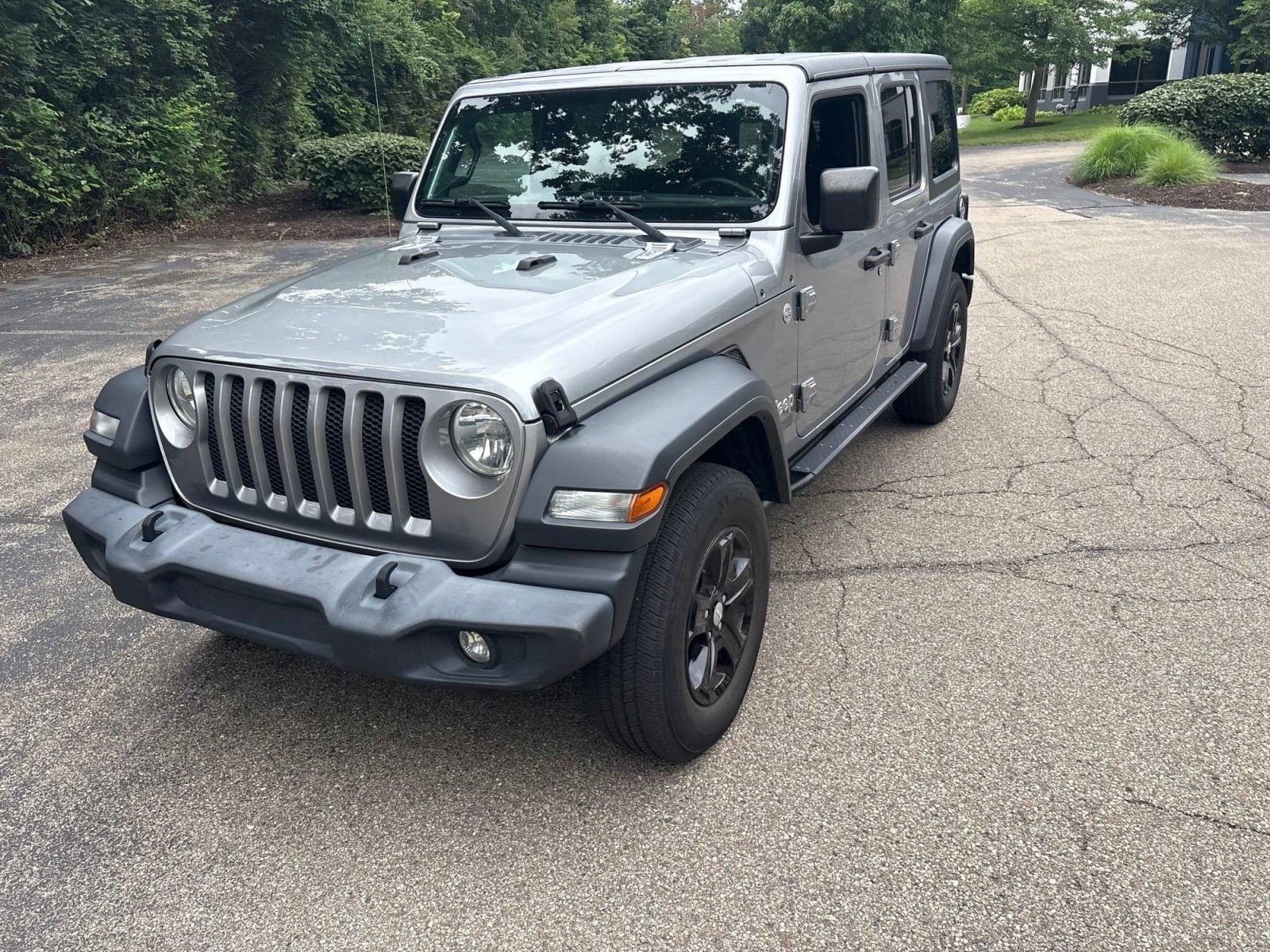Used 2018 Billet Silver Metallic Clearcoat Jeep Sport S image 12