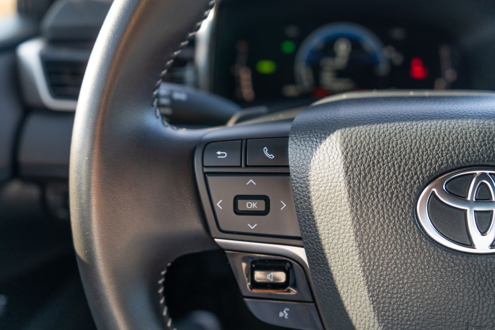 Used 2025 Ice Toyota SE image 28