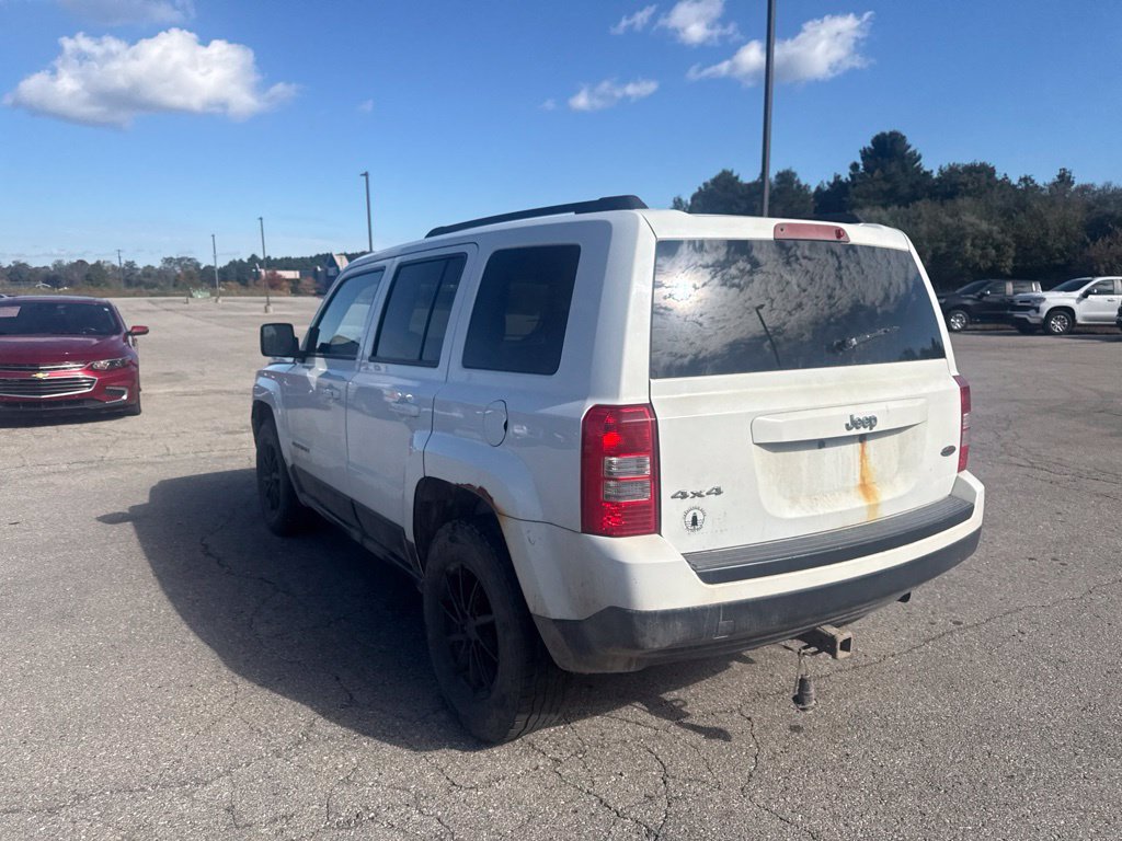 Used 2015 Bright White Clearcoat Jeep Sport image 23