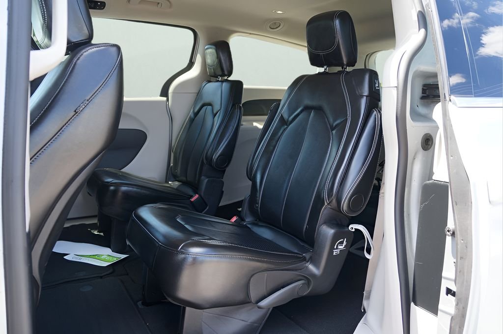 Used 2024 Silver Mist Clearcoat Chrysler Touring L image 12