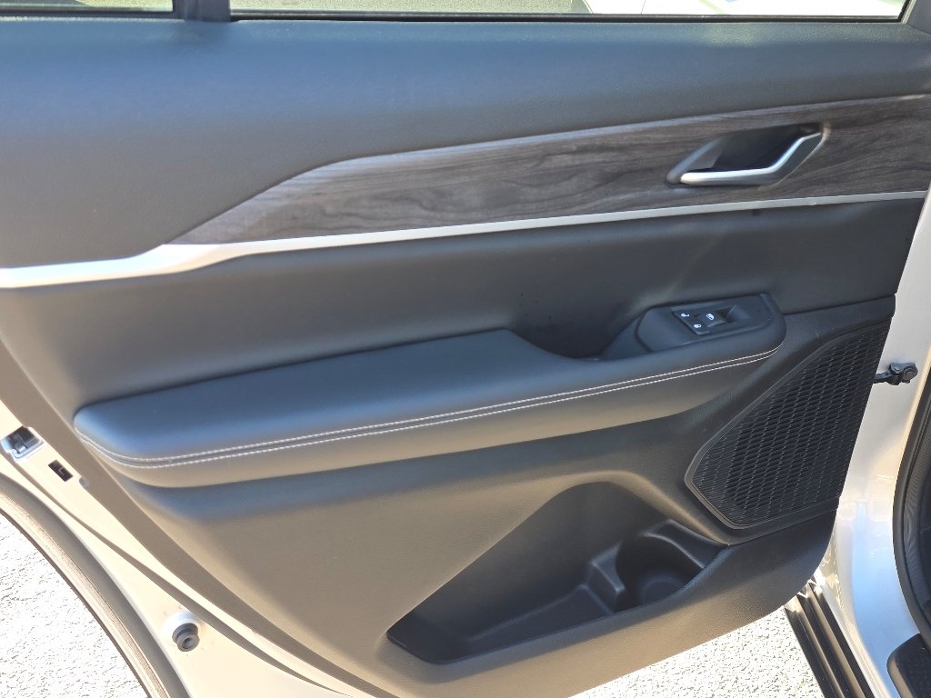 Used 2023 Silver Zynith Clear Coat Jeep Limited image 26