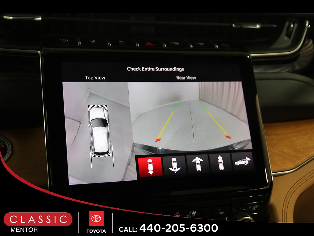 Used 2023 Diamond Black Crystal Pearl Coat Jeep  image 14