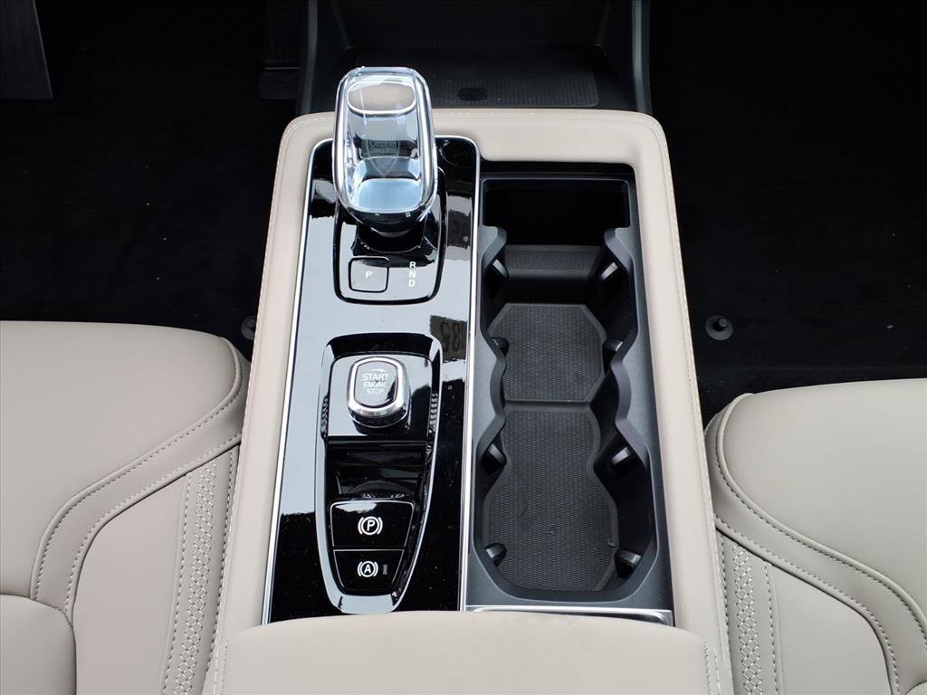 New 2026 Crystal White Volvo Plus image 9