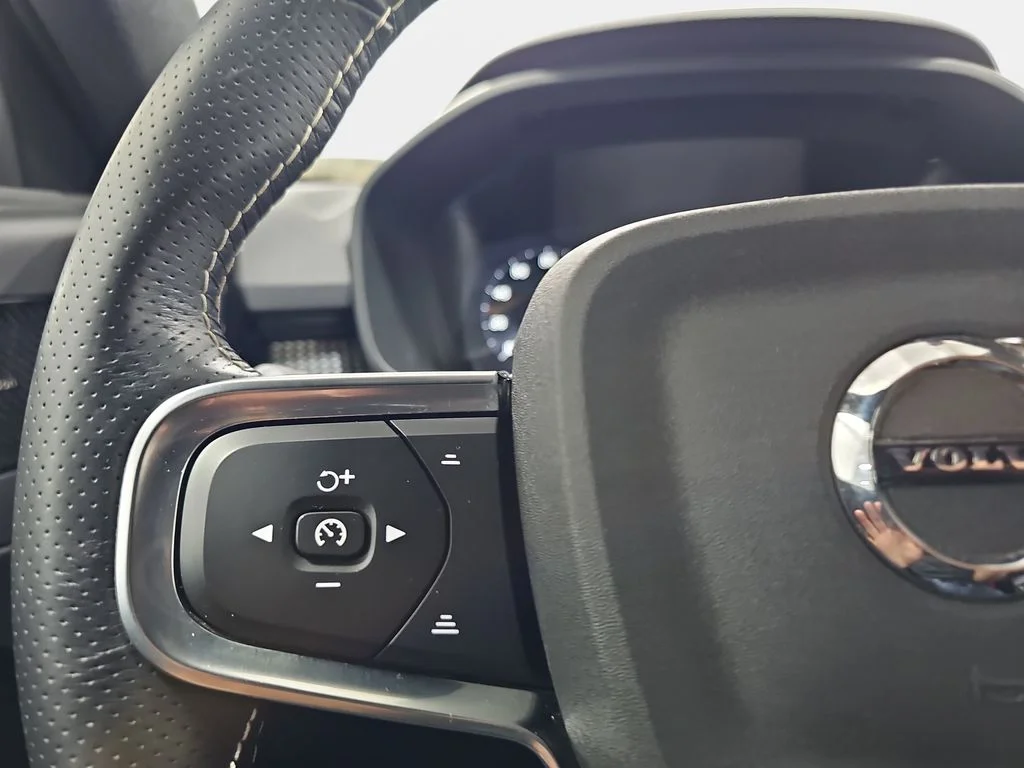 Used 2021 Black Volvo R-Design image 19