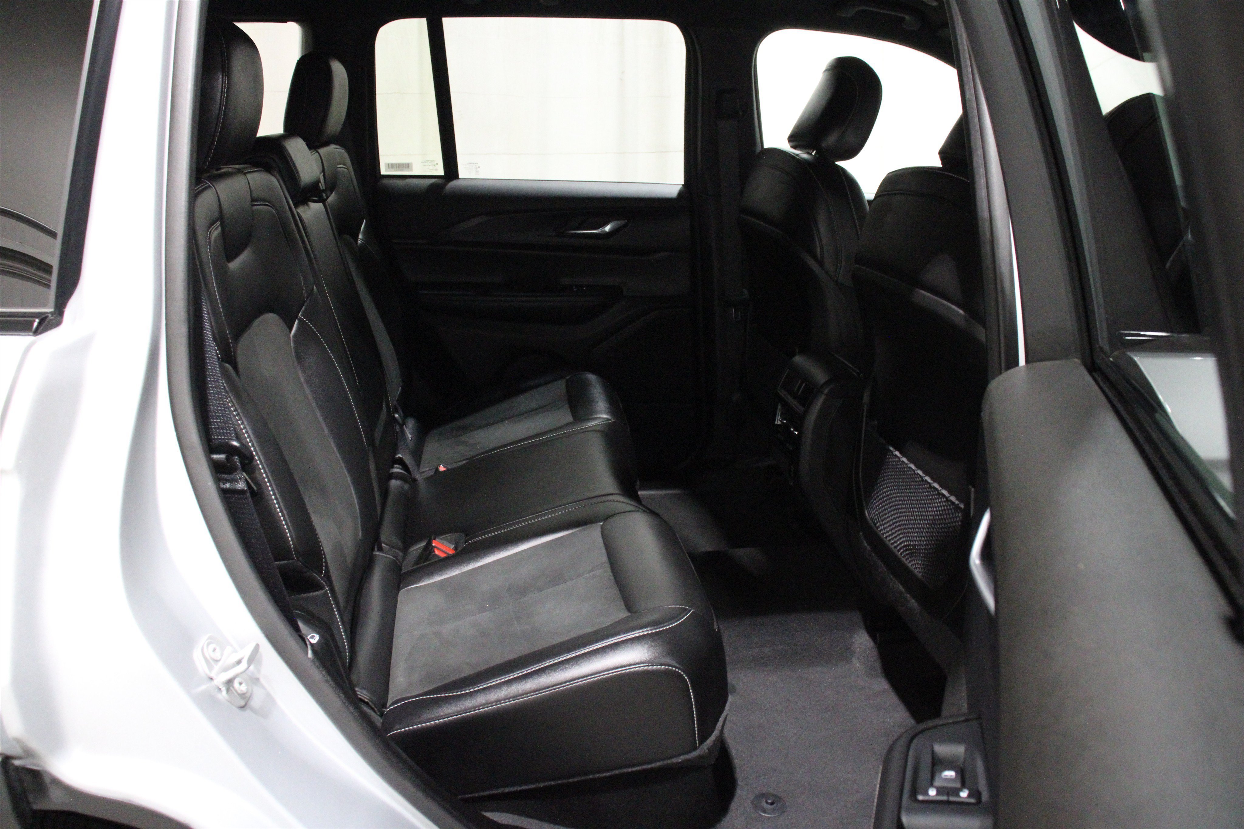 Used 2025 Silver Zynith Jeep Altitude image 27