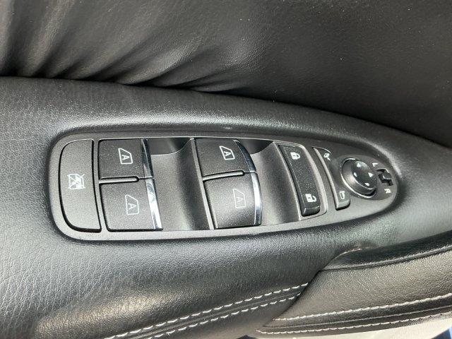 Used 2020 Blue Nissan SL image 12