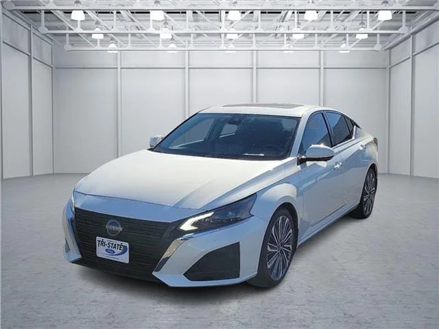 Used 2024 Pearl White Tricoat Nissan 2.5 SL image 1