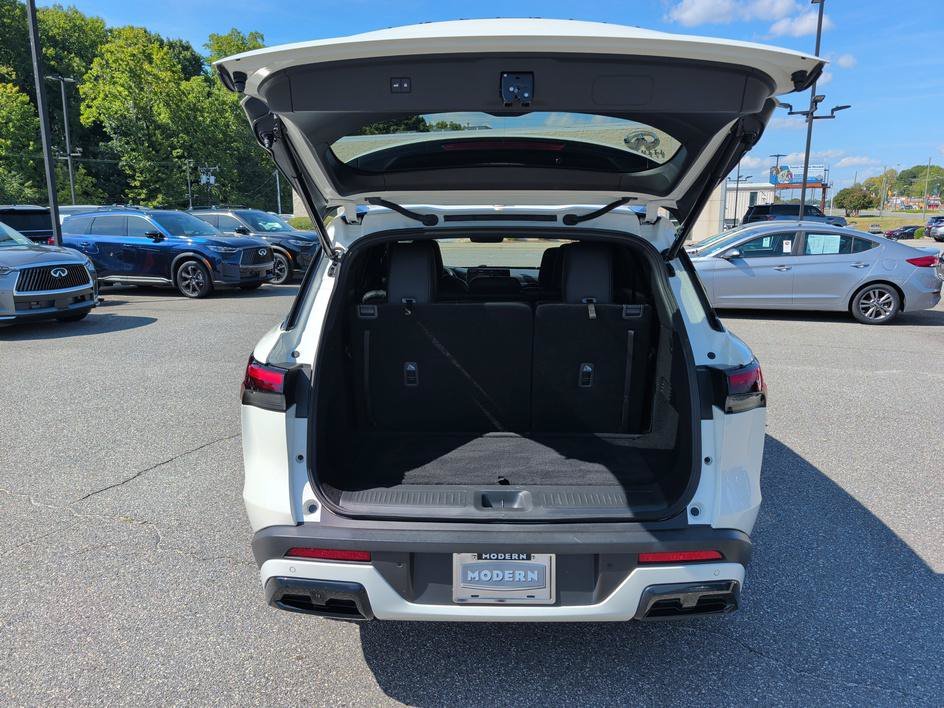Certified Used 2025 Majestic White INFINITI LUXE image 15