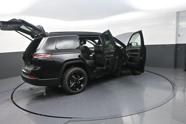 New 2026 Diamond Black Crystal Pearlcoat Jeep Limited image 36