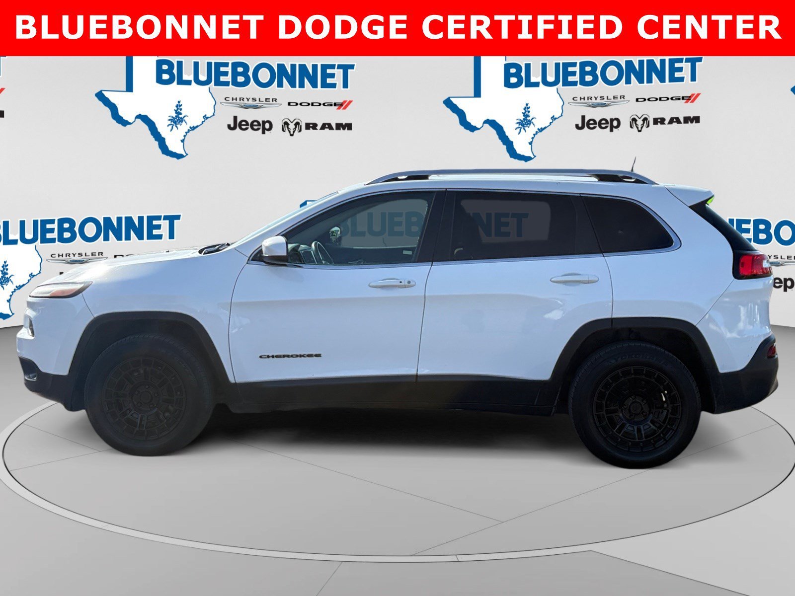 Used 2017 Bright White Clearcoat Jeep Latitude image 8