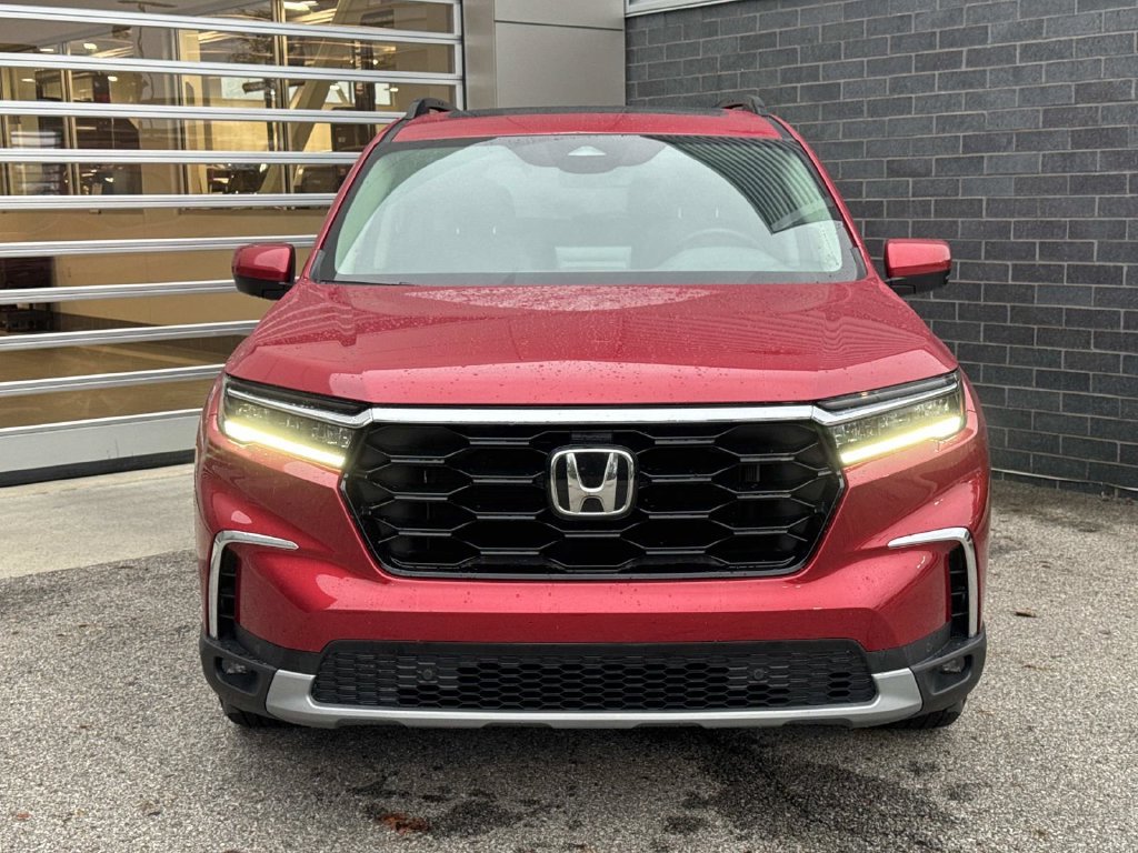 Used 2025 Red Honda Touring image 2