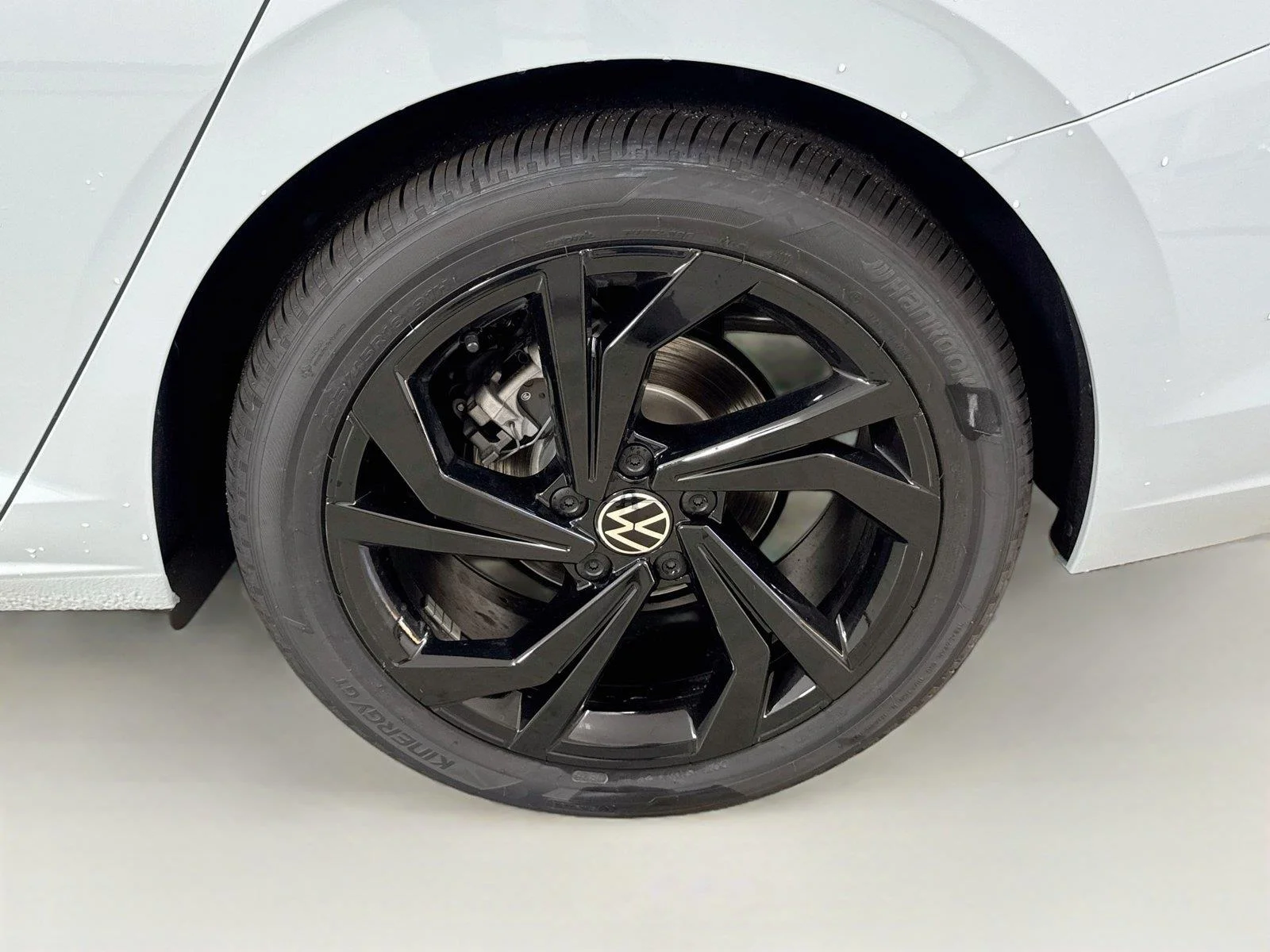 New 2027 GRAY Volkswagen SE image 31