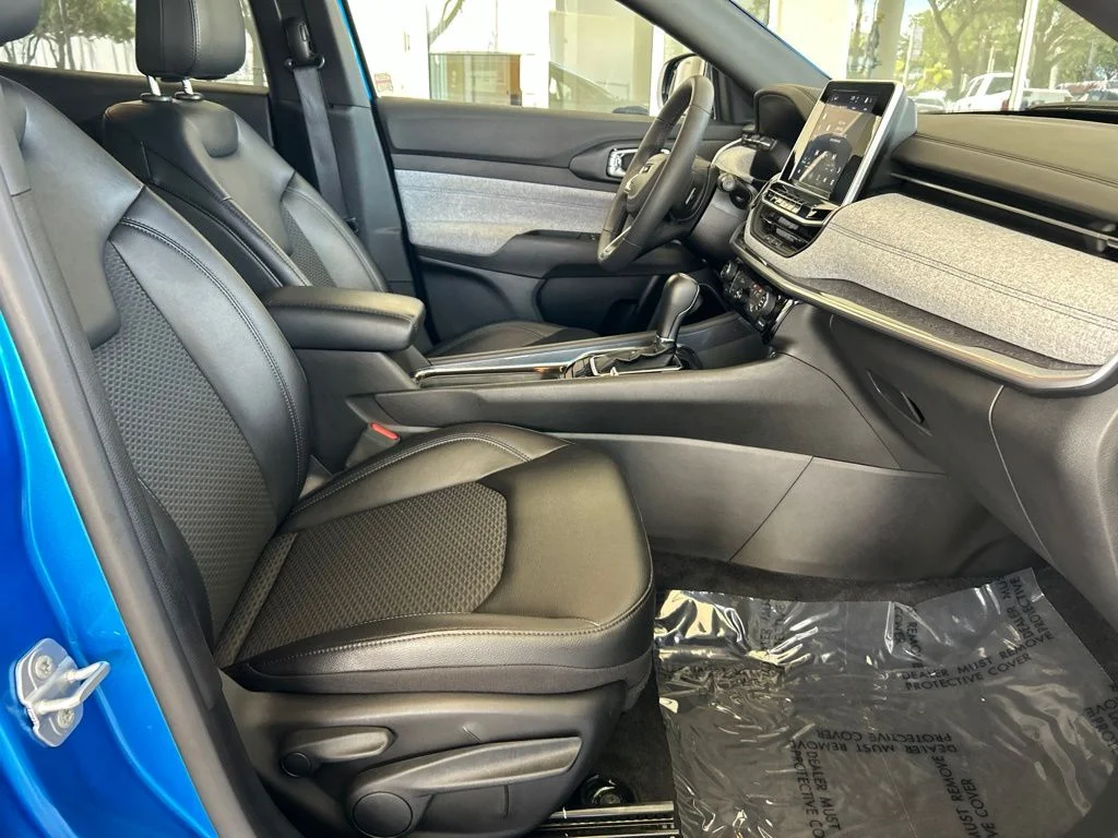 Used 2025 Blue Jeep Latitude image 23