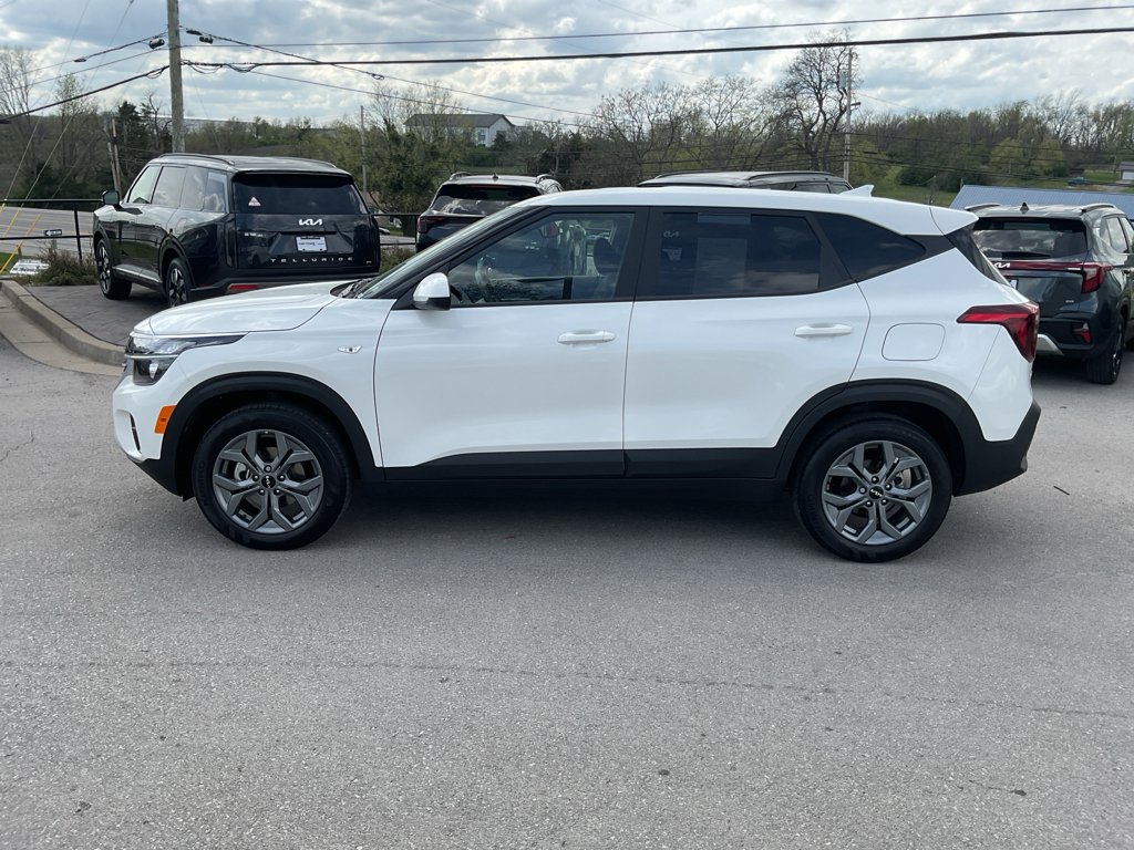 Used 2026 Snow White Pearl Kia LX image 5