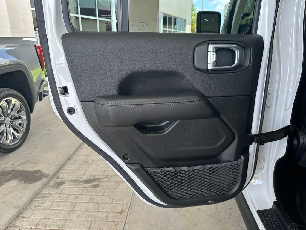 Used 2022 White Jeep Unlimited Rubicon 392 image 27