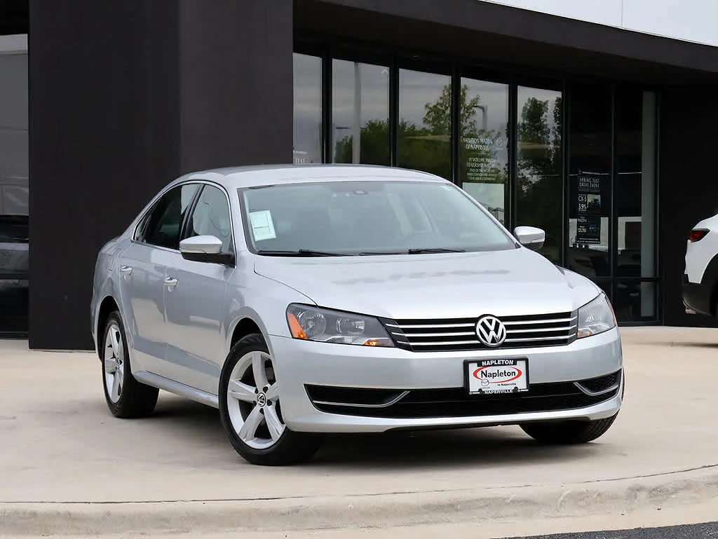 Used 2015 Volkswagen Passat SE with VIN 1VWBT7A3XFC025994 for sale in Naperville, IL
