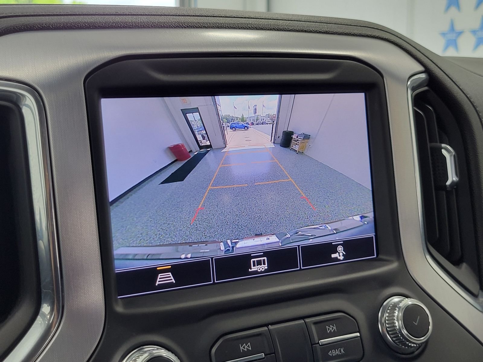 Used 2022 White GMC SLT image 22