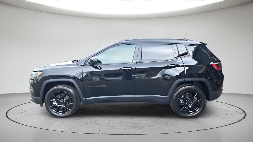 New 2026 Diamond Black Crystal Pearl-Coat Exterior Paint Jeep Latitude image 8