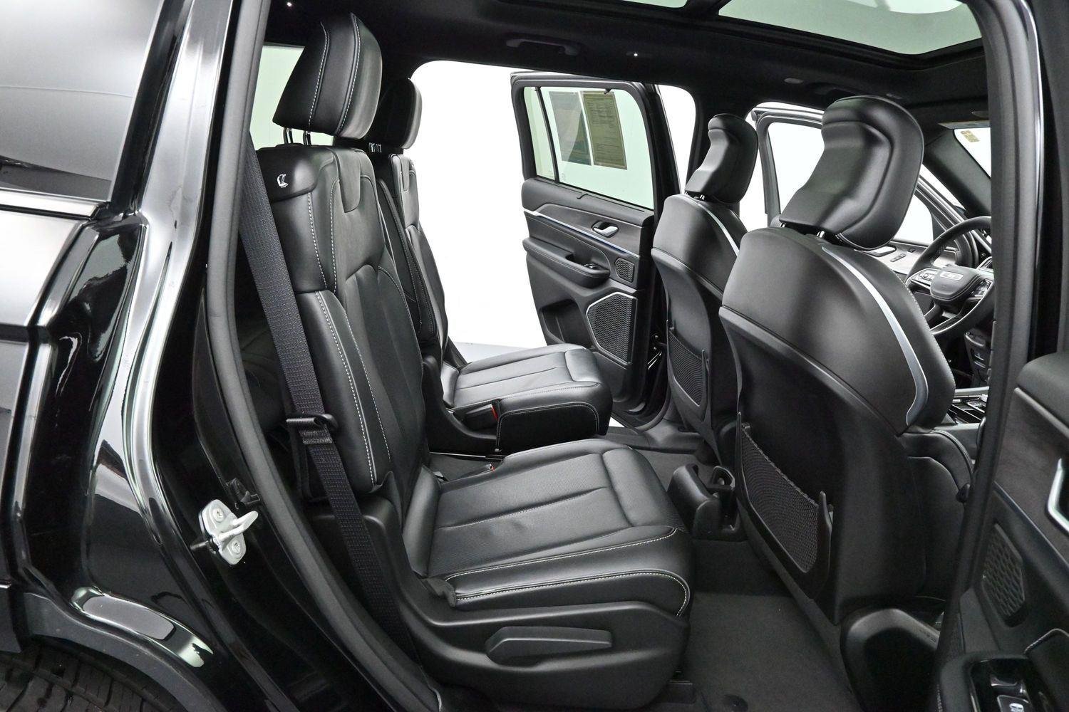 Used 2023 Diamond Black Crystal Pearlcoat Jeep Overland image 38
