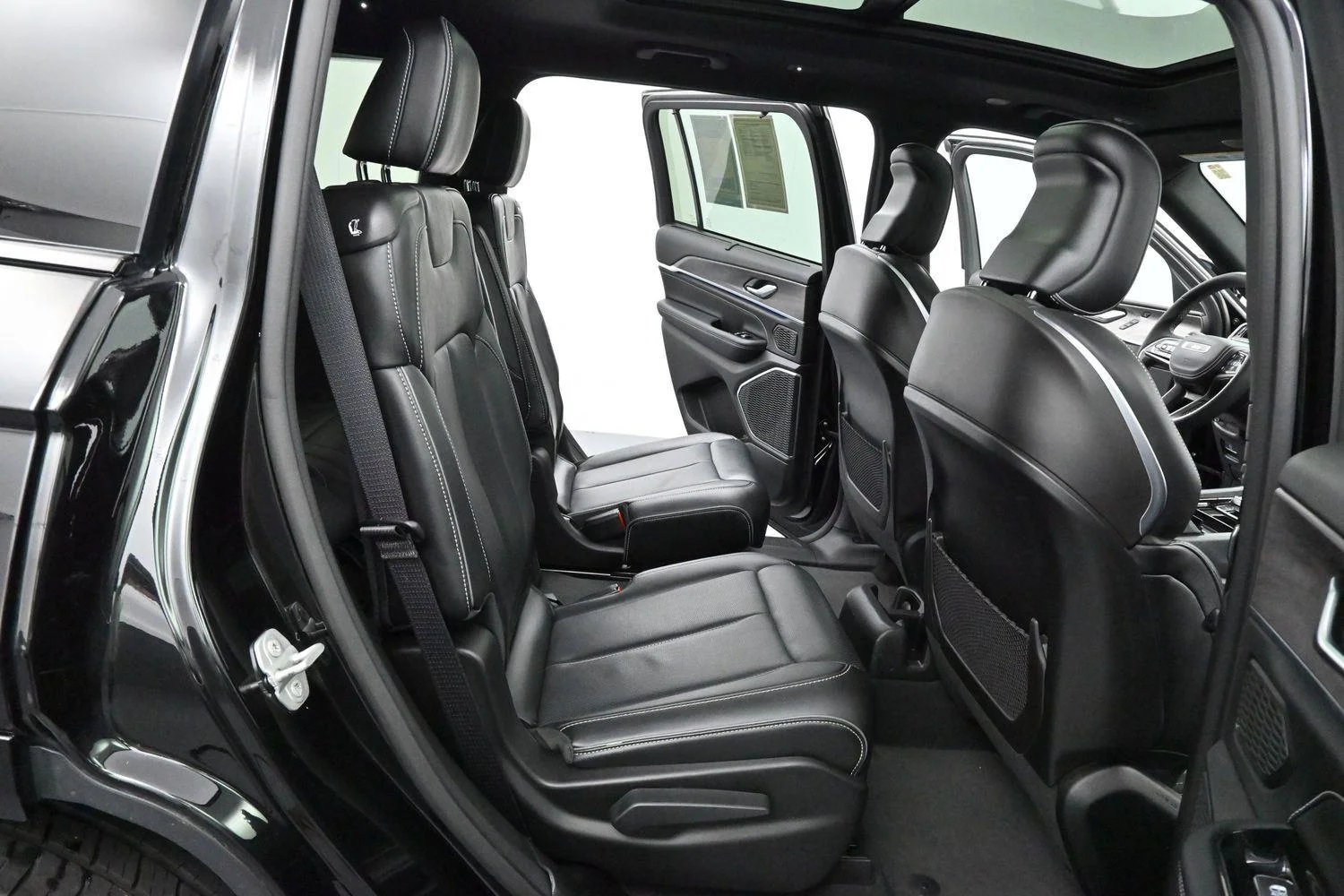 Used 2023 Diamond Black Crystal Pearlcoat Jeep Overland image 38