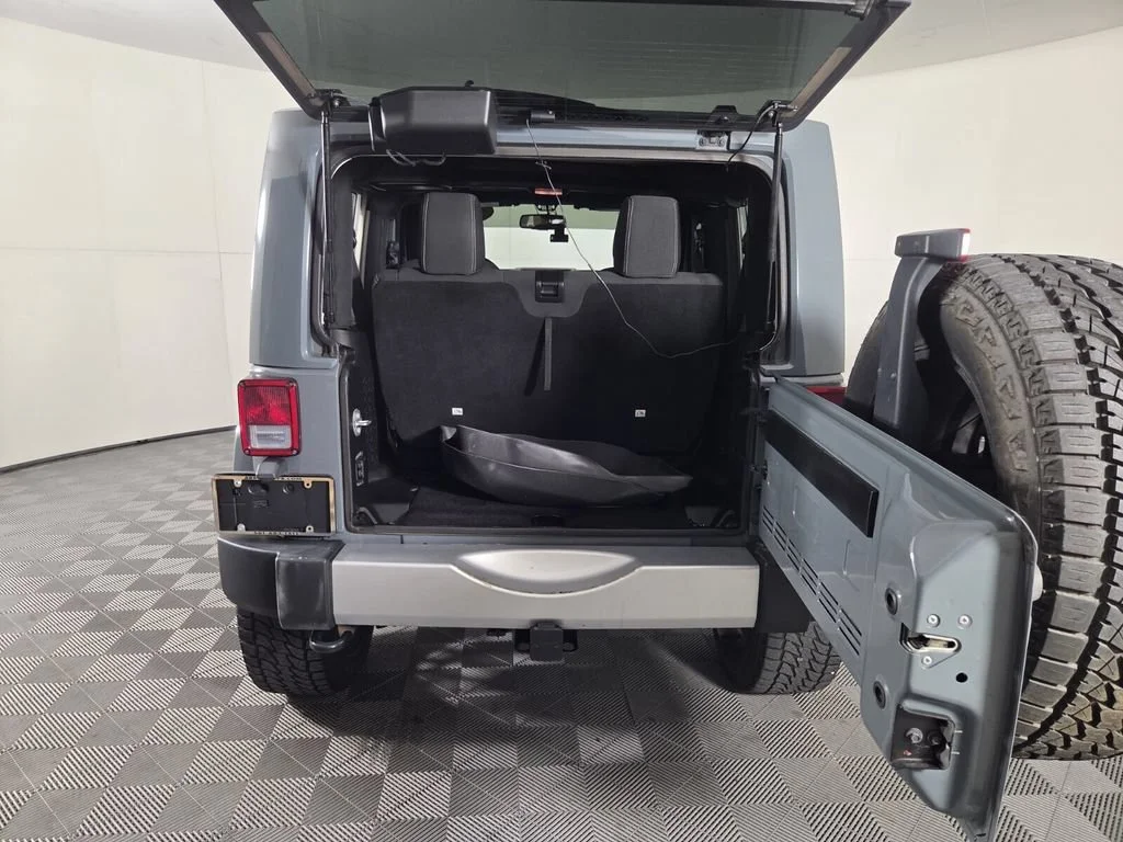 Used 2015 Anvil Clearcoat Jeep Sahara image 24