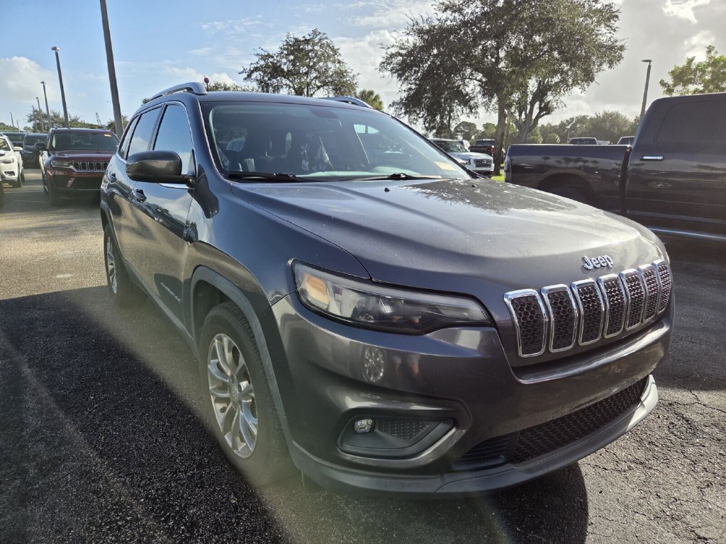 Used 2019 Granite Crystal Metallic Clearcoat Jeep Latitude Plus image 2