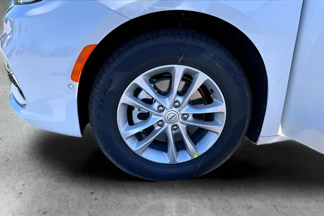 New 2026 Bright White Clear-Coat Exterior Paint Chrysler Select image 18
