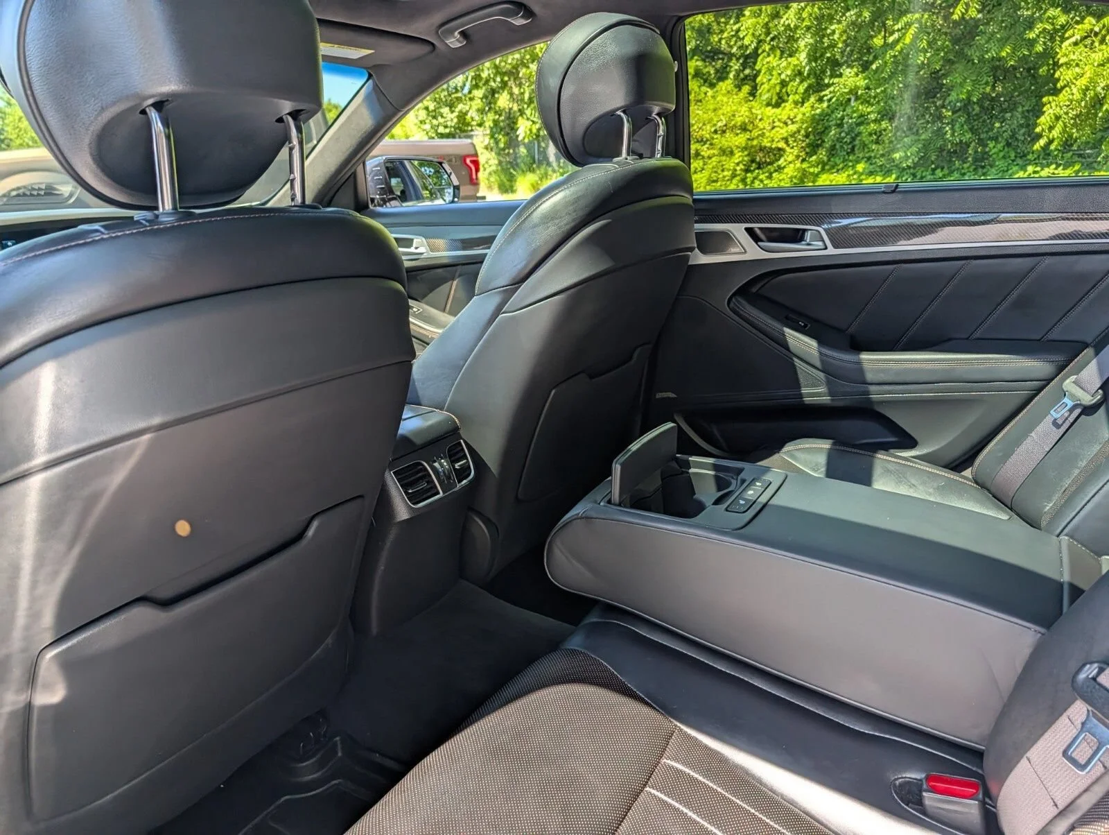 Used 2018 White Genesis 3.3T Sport image 26