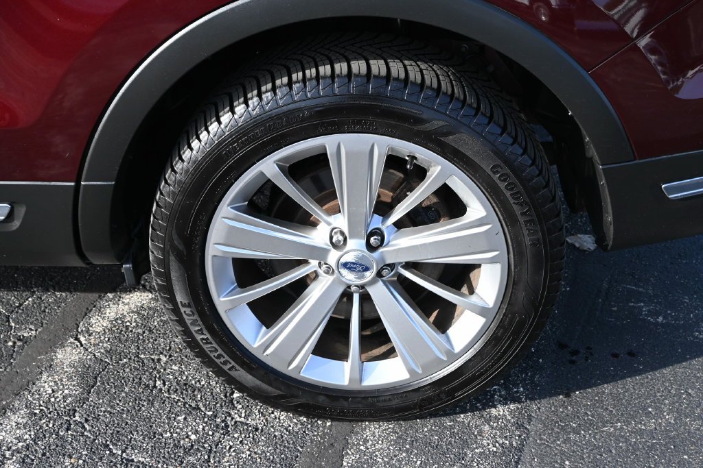 Used 2019 Burgundy Ford Limited image 15