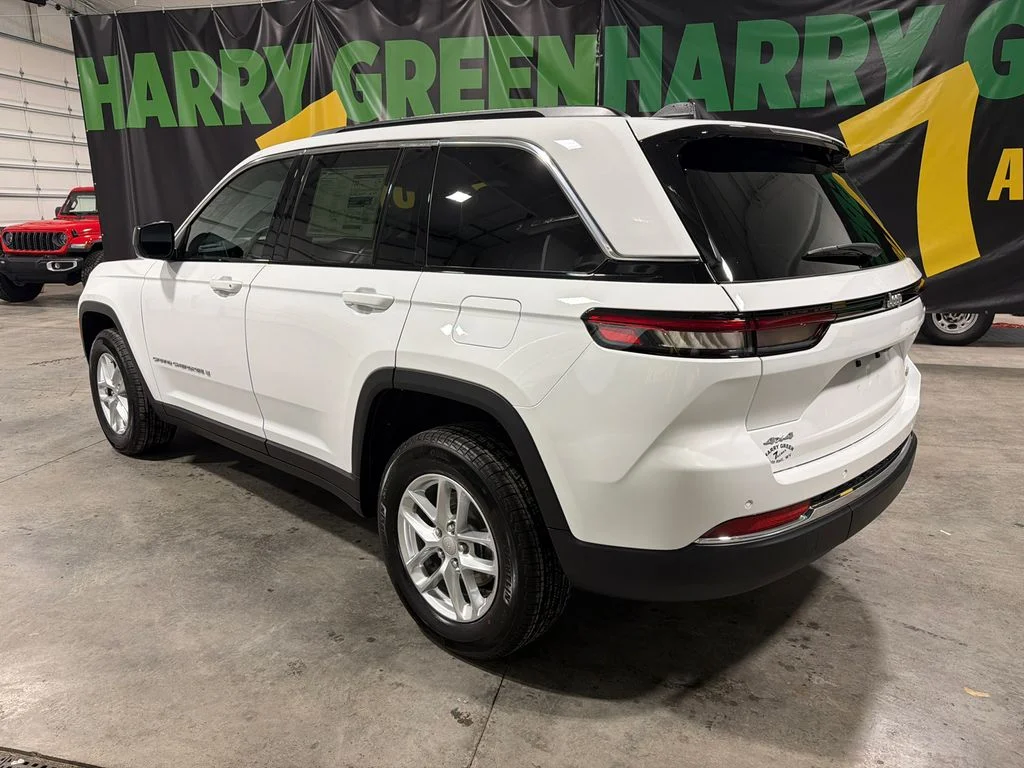 New 2026 Bright White Clear-Coat Exterior Paint Jeep Laredo X image 5