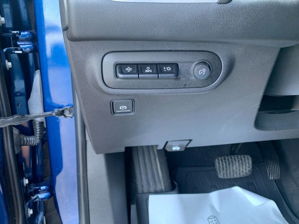 Used 2022  GMC SLT image 33