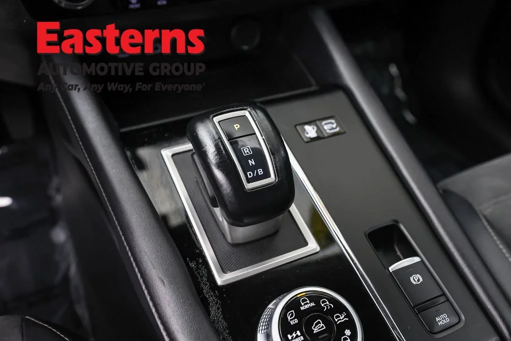 Used 2023 Silver Mitsubishi SE image 13