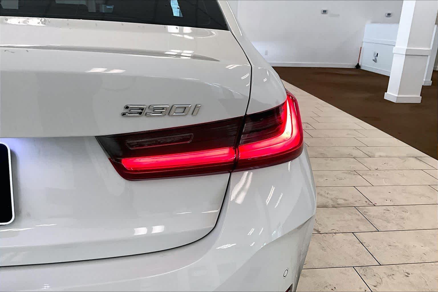 Used 2024 Alpine White BMW 330i image 28